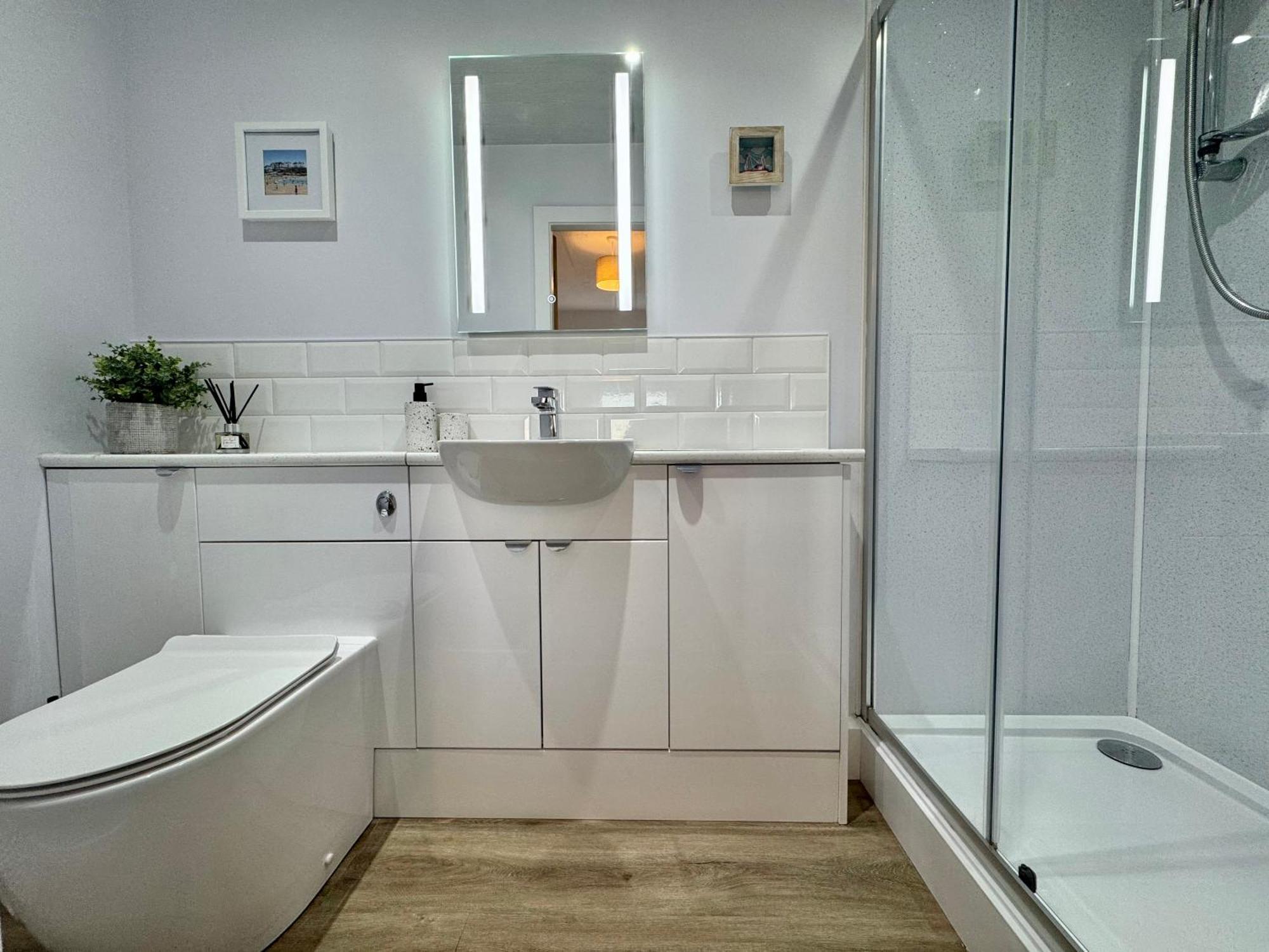 Lagoon View - Sea View- Pet Friendly - 2 Bed Apt - En-Suite Trearddur Exterior photo